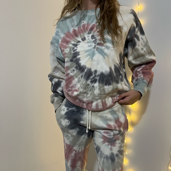 Aritzia Crewneck - Picture 3 of 3